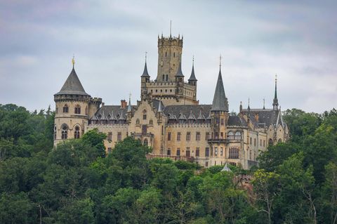 Niedersachsen, Pattensen, Das Schloss Marienburg wird erneut zum Drehort der deutschen Streaming-Serie Maxton Hall *** Lower Saxony, Pattensen, Marienburg Castle once again becomes the filming location for the German streaming series Maxton Hall
