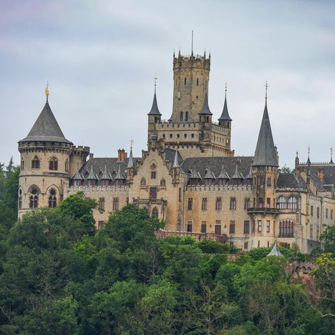 Niedersachsen, Pattensen, Das Schloss Marienburg wird erneut zum Drehort der deutschen Streaming-Serie Maxton Hall *** Lower Saxony, Pattensen, Marienburg Castle once again becomes the filming location for the German streaming series Maxton Hall