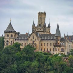 Niedersachsen, Pattensen, Das Schloss Marienburg wird erneut zum Drehort der deutschen Streaming-Serie Maxton Hall *** Lower Saxony, Pattensen, Marienburg Castle once again becomes the filming location for the German streaming series Maxton Hall