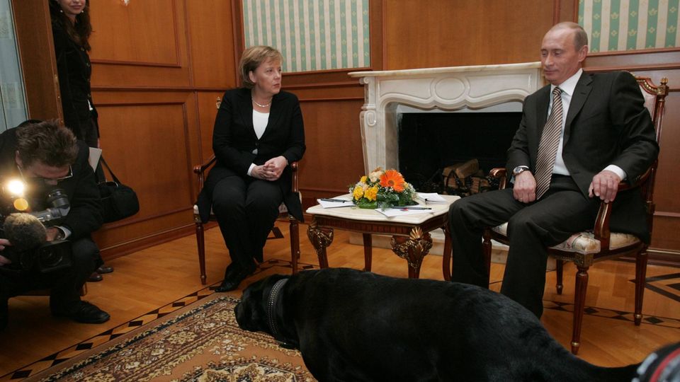 Vladimir Putin and Angela Merkel in Soch 2007