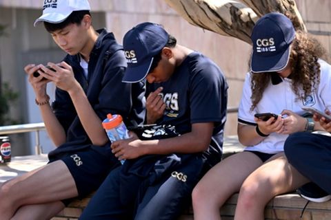 Schüler mit Handys in Australien