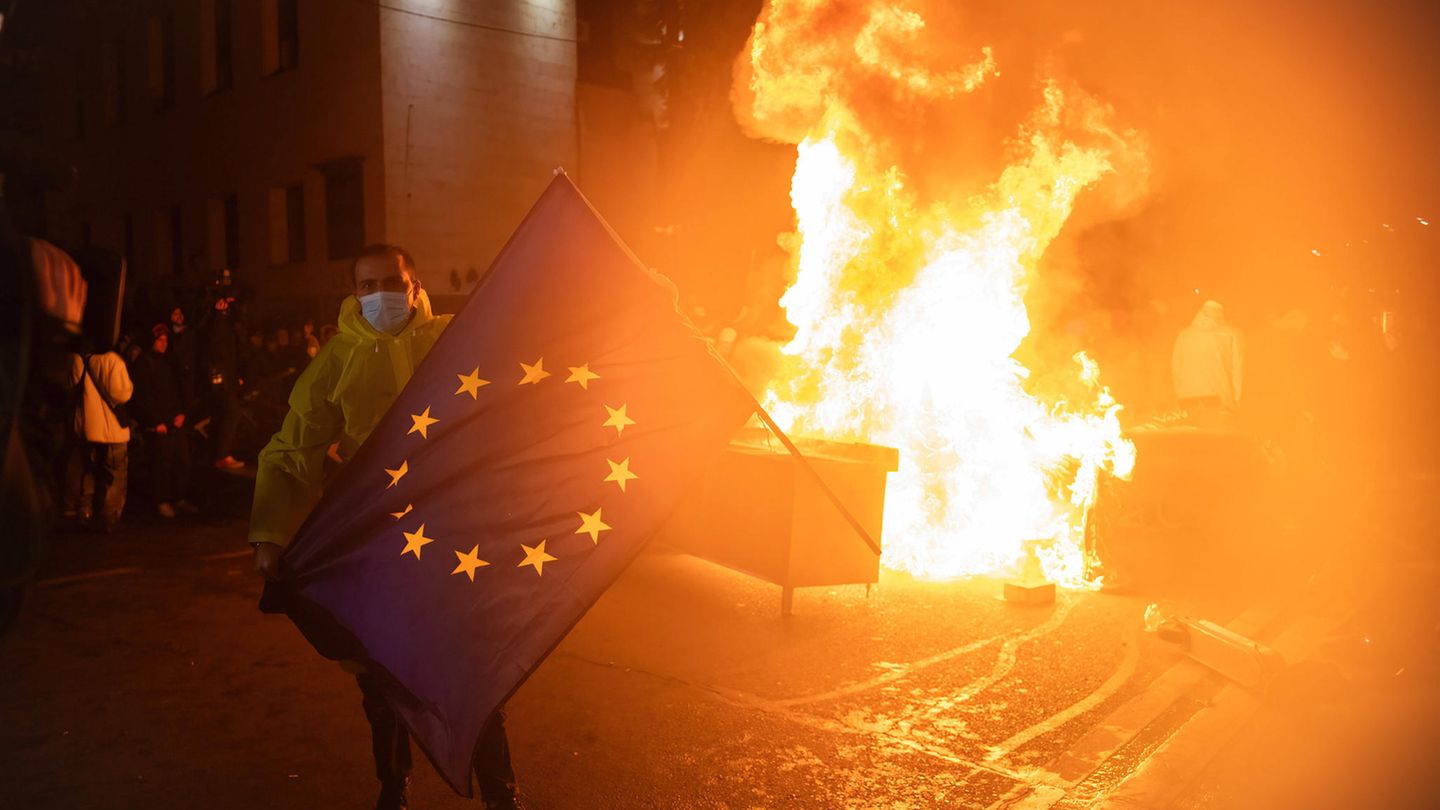 Georgia puts EU talks on hold: many injured in protests