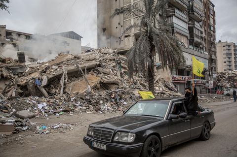 Die Waffenruhe Israels hält – doch in Beirut raucht es auch einen Tag danach noch, zeigt ein Foto mit Hisbollah-Anhängern
