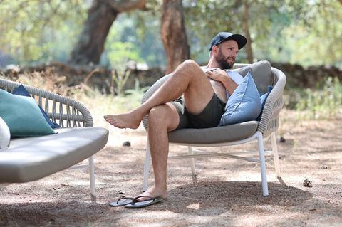 Callboy Ben Nordmann sitzt auf einem Stuhl in Frankreich