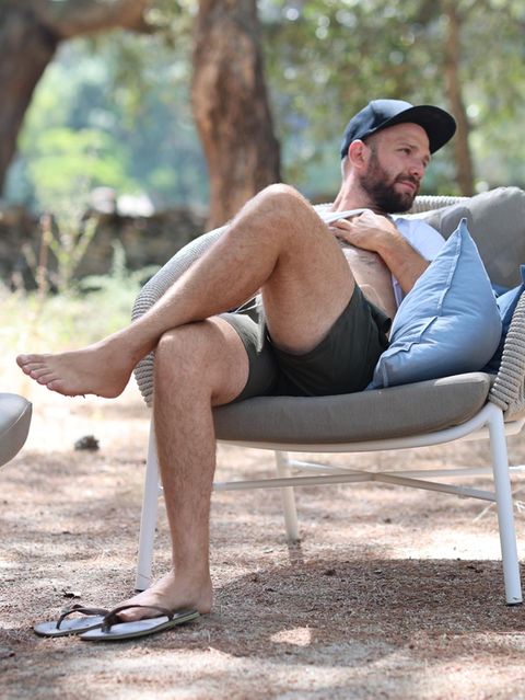 Callboy Ben Nordmann sitzt auf einem Stuhl in Frankreich