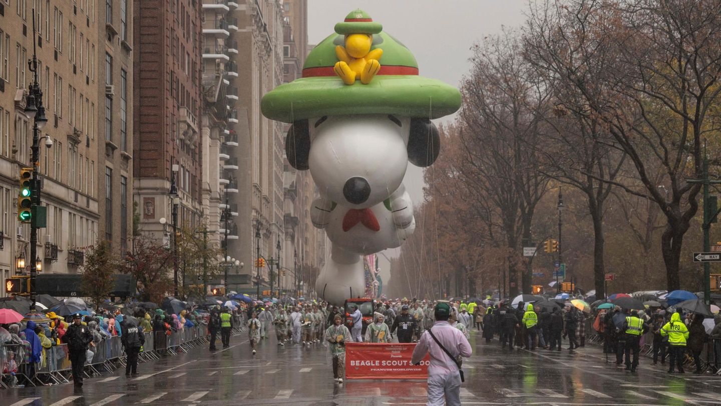 Ein Snoopy-Ballon schwebt bei der Thanksgiving-Parade am Central Park West vorbei
