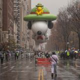 Ein Snoopy-Ballon schwebt bei der Thanksgiving-Parade am Central Park West vorbei