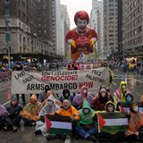 Pro-palästinensische Demonstranten platzierten sich kurzzeitig auf der Sixth Avenue