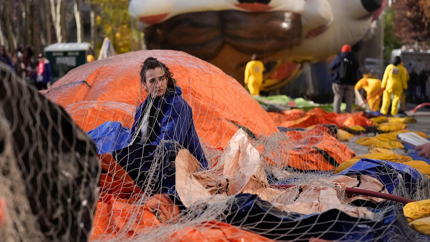 Frau hilft beim Aufpumpen der Ballons