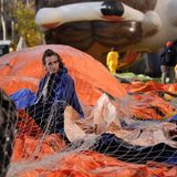 Frau hilft beim Aufpumpen der Ballons