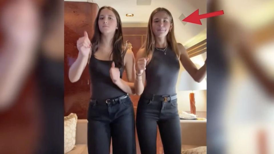 Tiktok-Video läuft heißt: Trump-Enkelin tanzt den "Donald" im Privatjet Tanzeinlage im Privatjet: Gemeinsam mit einer Freundin parodiert Donald Trumps Enkelin seine Bewegungen zu "YMCA". Dass die beiden ein gutes Verhältnis haben, ist kein Geheimnis.
