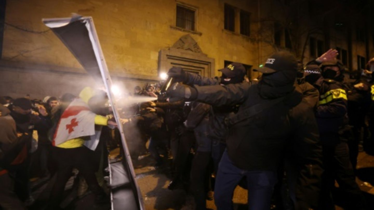 Polizei setzt in Tiflis Tränengas gegen Demonstrierende ein