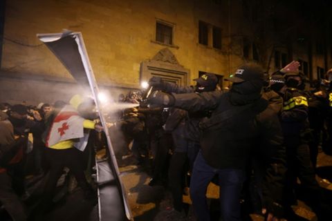 Polizei setzt in Tiflis Tränengas gegen Demonstrierende ein