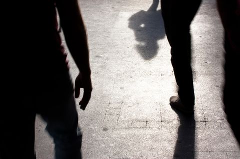 Schatten von Menschen auf der Straße im Gegenlicht, Arbeitsplatz der Streetworker