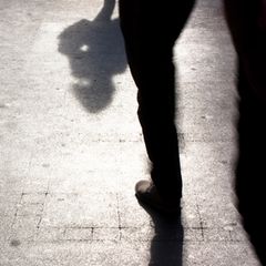 Schatten von Menschen auf der Straße im Gegenlicht, Arbeitsplatz der Streetworker