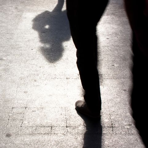 Schatten von Menschen auf der Straße im Gegenlicht, Arbeitsplatz der Streetworker