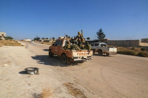 Rebellen in einem Pick-up auf dem Weg nach Aleppo