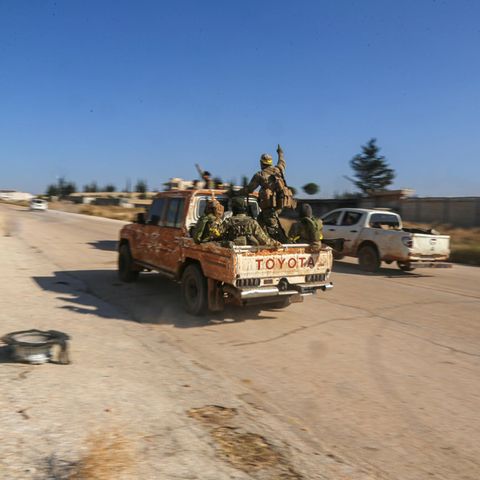 Rebellen in einem Pick-up auf dem Weg nach Aleppo