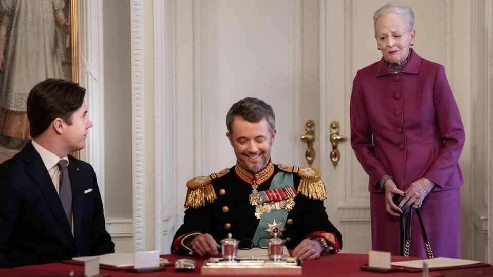 Der dänische König Frederik X. mit Kronprinz Christian beim unterzeichnen von Dokumenten