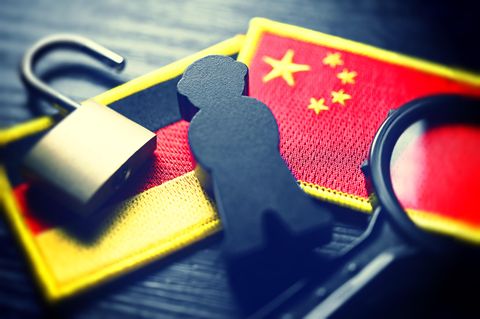 Vor zwei Jahren sind Berichte zu illegalen Polizeistationen aufgetaucht. Trotz Anhörungen sind die chinesischen Agenten hierzulande weiterhin tätig. Markus Frenzel im Interview.