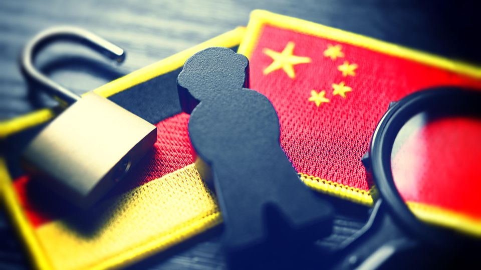 Chinas Geheimpolizei in Deutschland tätig: "Strukturen funktionieren weiter" Vor zwei Jahren sind Berichte zu illegalen Polizeistationen aufgetaucht. Trotz Anhörungen sind die chinesischen Agenten hierzulande weiterhin tätig. Markus Frenzel im Interview.