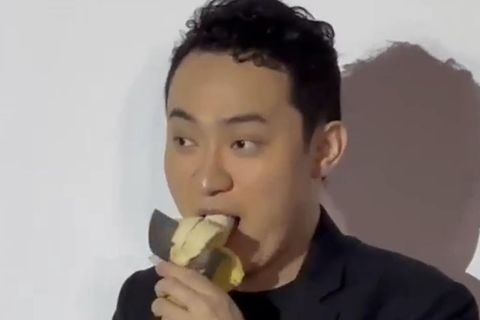 Justin Sun genoss die Aktion wie die Banane