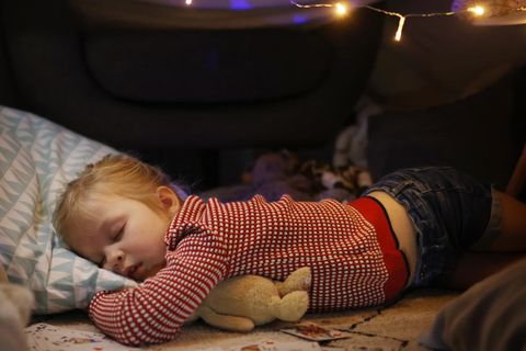 Schnee vor Weihnachten? Ein Mädchen schläft vor seinem Bett