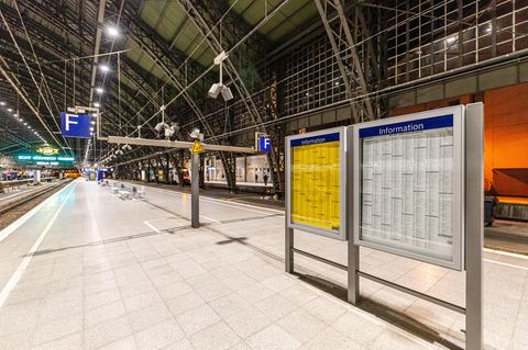 Gelb und weiß: Abfahrts- und Ankunfunftspläne am Kölner Hauptbahnhof
