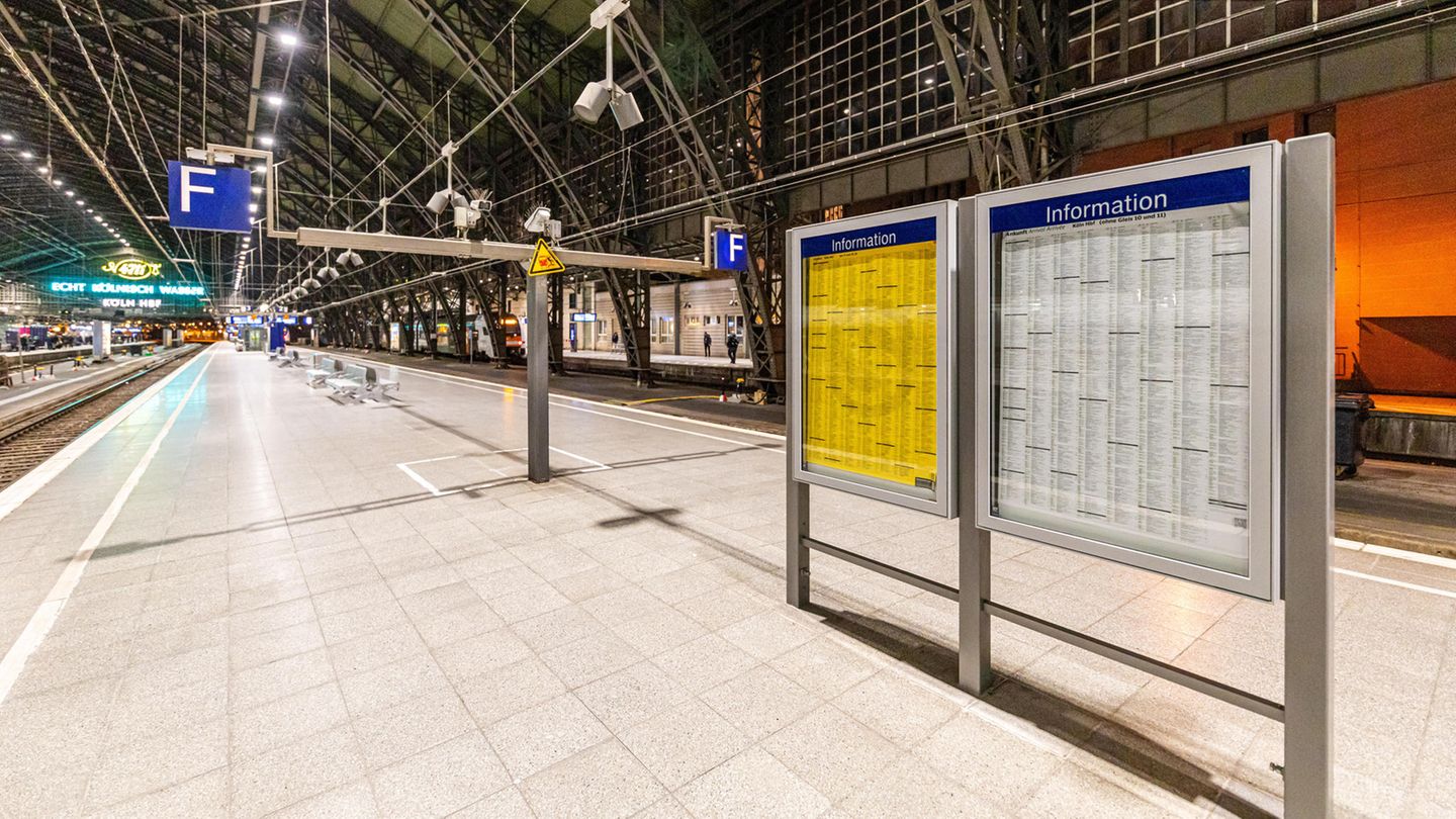 Gelb und weiß: Abfahrts- und Ankunfunftspläne am Kölner Hauptbahnhof