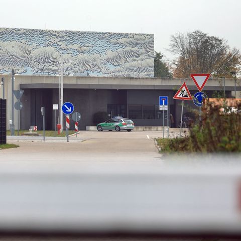 Seit Wochen gibt es Vorwürfe gegen Mitarbeiter im bayerischen Justizvollzug. Die Zahl der Beschuldigten stieg nun auf 17. (Symbo
