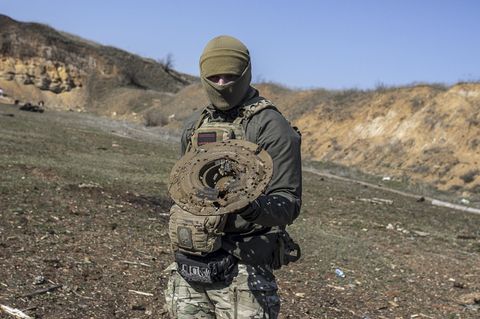 Ukranischer Soldat zeigt eine Anti-Panzermine