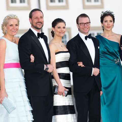 Die Kronprinzenfamilien aus Norwegen, Schweden und Dänemark posieren für ein Foto