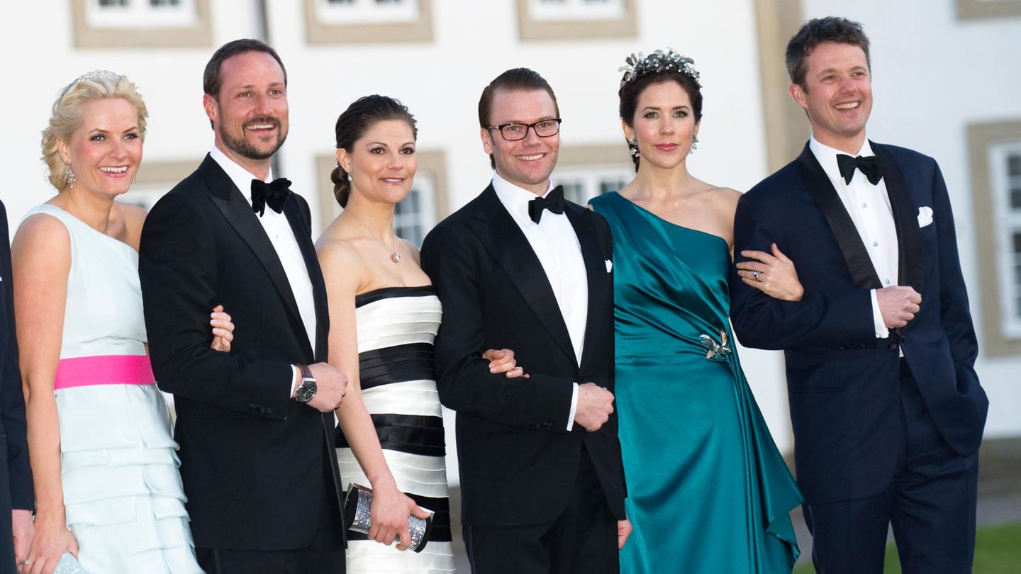 Die Kronprinzenfamilien aus Norwegen, Schweden und Dänemark posieren für ein Foto
