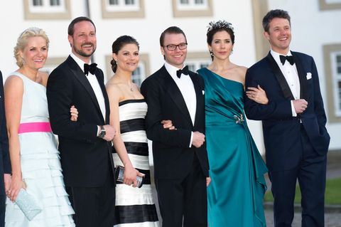 Die Kronprinzenfamilien aus Norwegen, Schweden und Dänemark posieren für ein Foto