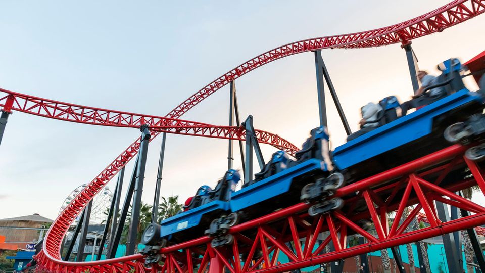 Kurz vor knapp: In einem US-Freizeitpark kletterte ein Mann kurz vor dem großen Doppel-Looping aus seinem Wagen auf die Nottreppe. Der Grund? Er wollte die Fahrt überleben.