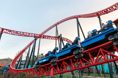 Kurz vor knapp: In einem US-Freizeitpark kletterte ein Mann kurz vor dem großen Doppel-Looping aus seinem Wagen auf die Nottreppe. Der Grund? Er wollte die Fahrt überleben.