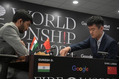 Schenken sich bei der Schach-WM bislang nichts: Weltmeister Ding Liren (r.) und Herausforderer Dommaraju Gukesh