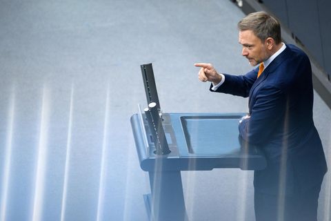 Christian Lindner am Podium im Bundestag