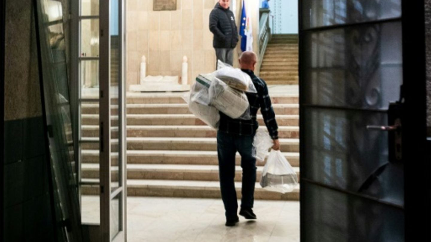 Säcke mit Stimmzetteln werden in Wahllokale in Rumänien gebracht