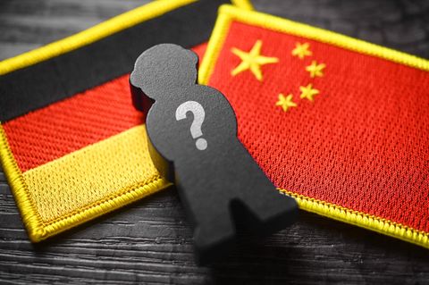 Zwei Jahre nach Aufdeckung der Geheim-Polizei Chinas gehen die illegalen Aktivitäten hierzulande ungestört weiter. Das Reporterteam ermittelt - und gerät dabei selbst ins Visier.