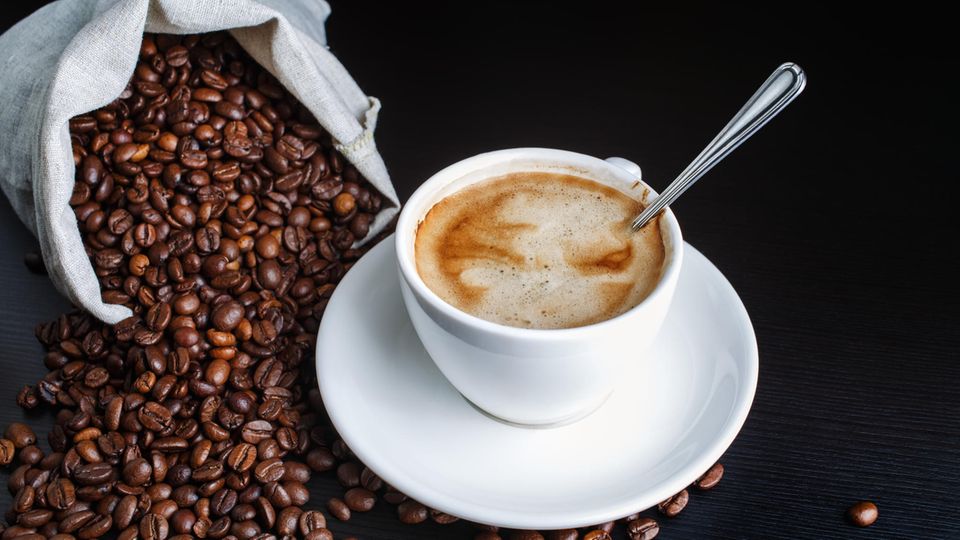 Arabica oder Robusta, Latte oder Filterkaffee: Kaum ein Getränk trinken wir so gerne wie Kaffee. Doch das beliebte Heißgetränk schmeckt nicht nur - sondern ist auch gesund.