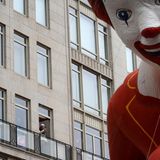 Wer es doch lieber trocken haben wollte, schaute sich das Spektakel vom Fenster aus an