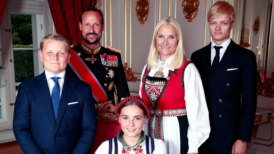 Marius Borg Høiby auf einem Foto mit der Kronprinzenfamilie im Jahr 2019