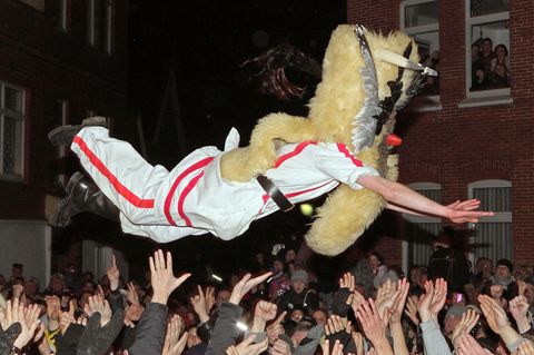 Mit Masken verkleidete Männer des Vereins Borkumer Jungens ziehen in der Nacht vor Nikolaus durch die Straßen der Nordseeinsel