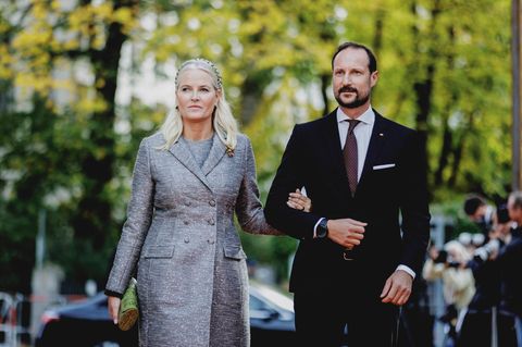 Kronprinzessin Mette-Marit, Mutter von Marius Borg Høiby, im grauen Kostüm mit Ehemann Haakon im schwarzen Anzug
