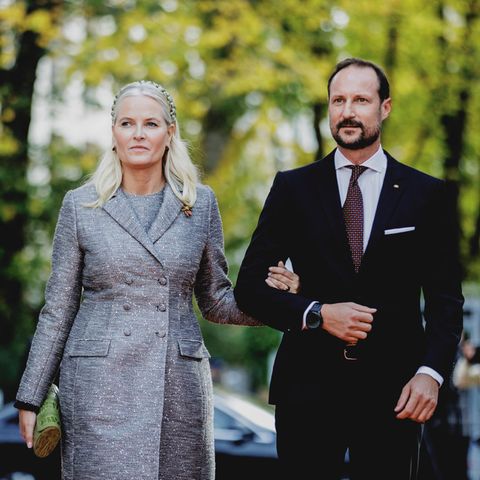 Kronprinzessin Mette-Marit, Mutter von Marius Borg Høiby, im grauen Kostüm mit Ehemann Haakon im schwarzen Anzug