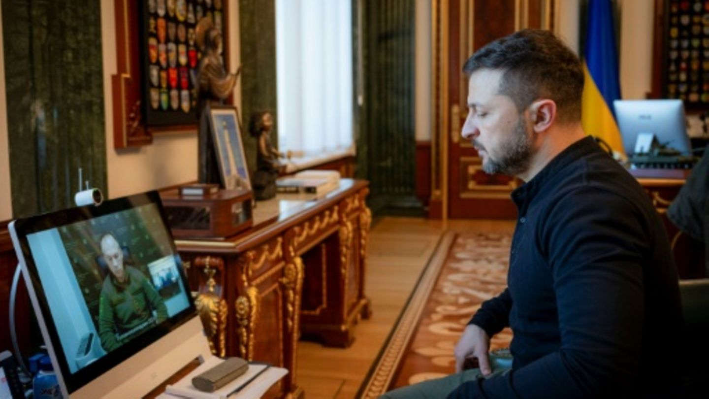 Selenskyj bei einer Besprechung mit Armeechef Syrsky