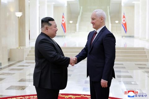 Kim Jong Un (L) begrüßt Beloussow