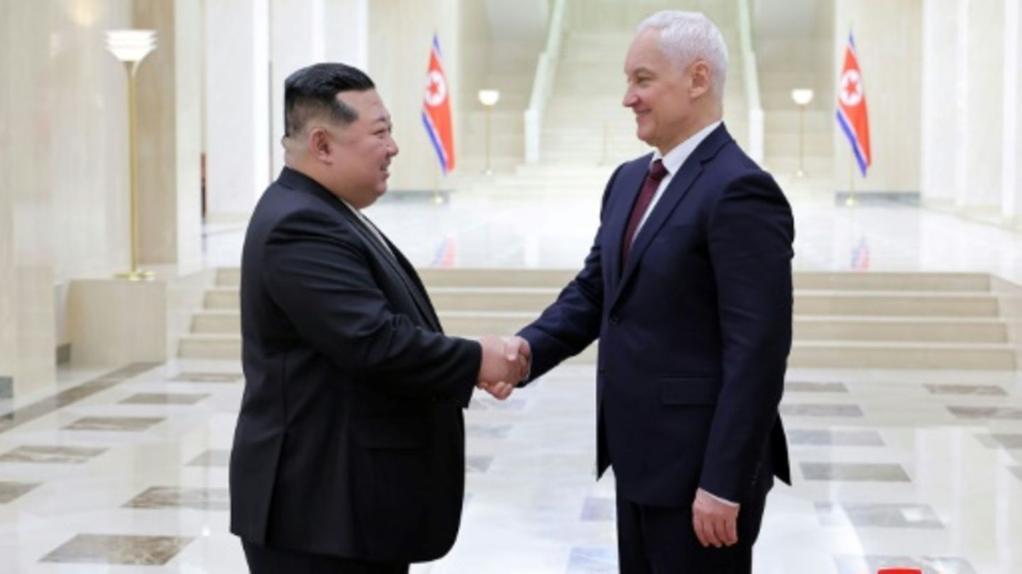 Kim Jong Un (L) begrüßt Beloussow
