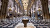 Auch das Taufbecken aus Bronze gleich am Eingang der Kathedrale hat ein minimalistisches Design